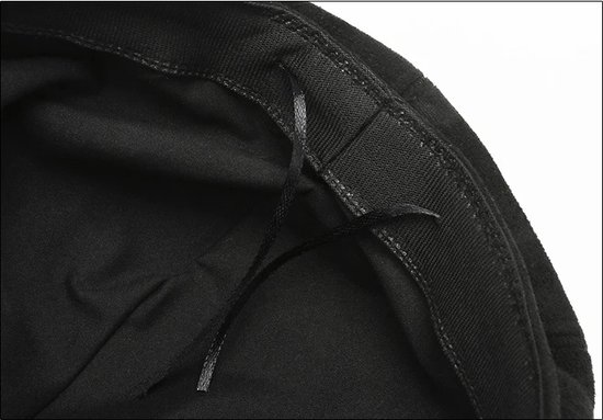 Binnenkant van een zwarte baret met een verstelbaar lint.