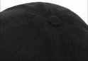 Zwarte baret van suède met een knoop bovenop en gestikte naden.