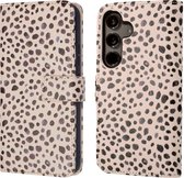 iMoshion Hoesje Geschikt voor Samsung Galaxy S24 Hoesje Met Pasjeshouder - iMoshion Design Bookcase smartphone - Meerkleurig / Black And White Dots