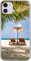 Geschikt voor iPhone 11 hoesje - Strandstoel - Parasol - Palmboom - Siliconen Telefoonhoesje