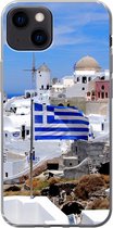 Geschikt voor iPhone 13 hoesje - Vlag van Griekenland tussen de witte huisjes - Siliconen Telefoonhoesje