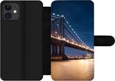 Bookcase Geschikt voor iPhone 12 Pro telefoonhoesje - New York - Manhattan - Maan - Met vakjes - Wallet case met magneetsluiting