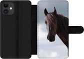 Bookcase Geschikt voor iPhone 12 Pro telefoonhoesje - Paarden - Lucht - Portret - Met vakjes - Wallet case met magneetsluiting