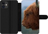 Bookcase Geschikt voor iPhone 12 Pro telefoonhoesje - Schotse Hooglander - Dieren - Mist - Met vakjes - Wallet case met magneetsluiting