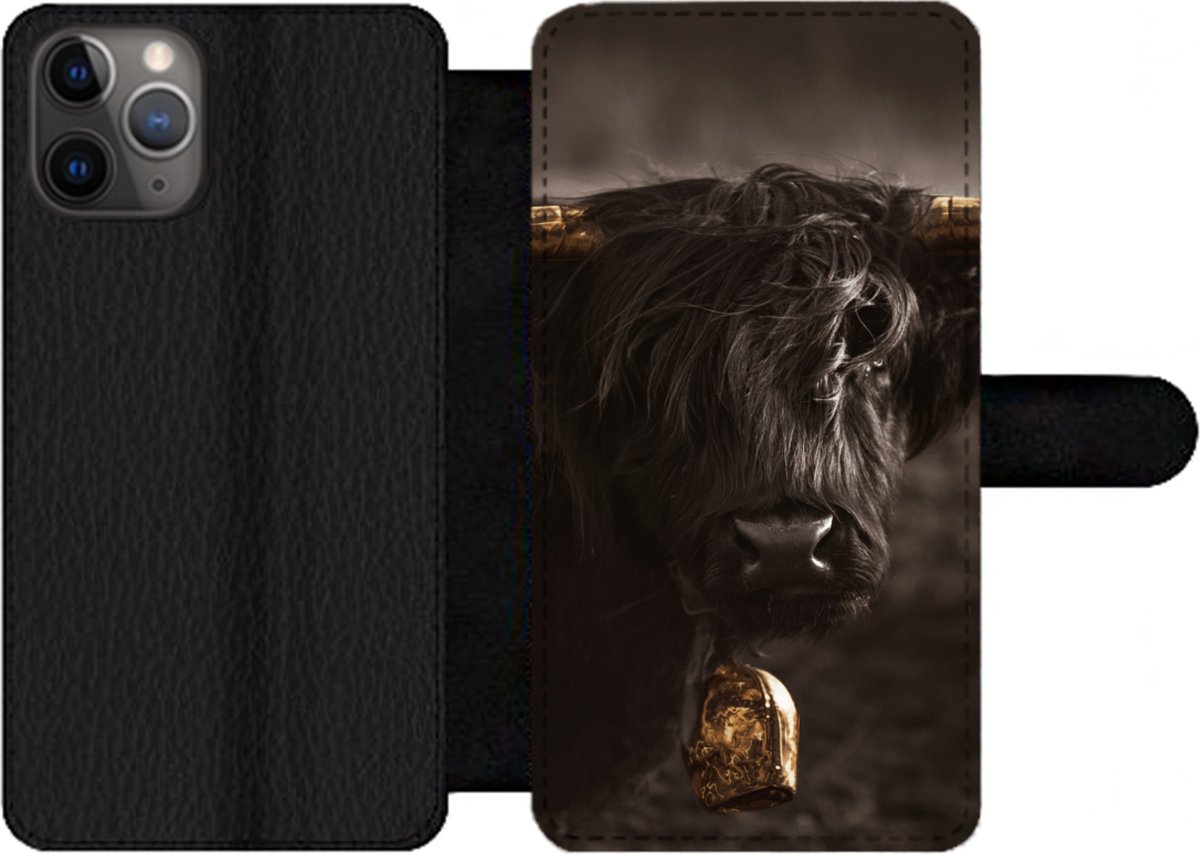 Telefoonhoesje Geschikt voor iPhone 11 Pro Max telefoonhoesje - Schotse hooglander - Goud - Koebel - Hoorns - Dieren - Met vakjes - Wallet case met magneetsluiting