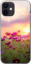Geschikt voor iPhone 12 hoesje - Zonsondergang - Bloemen - Roze - Natuur - Groen - Siliconen Telefoonhoesje