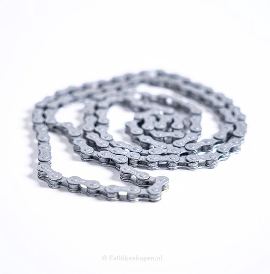 Een metalen fietsketting, zilverkleurig, op een witte achtergrond.