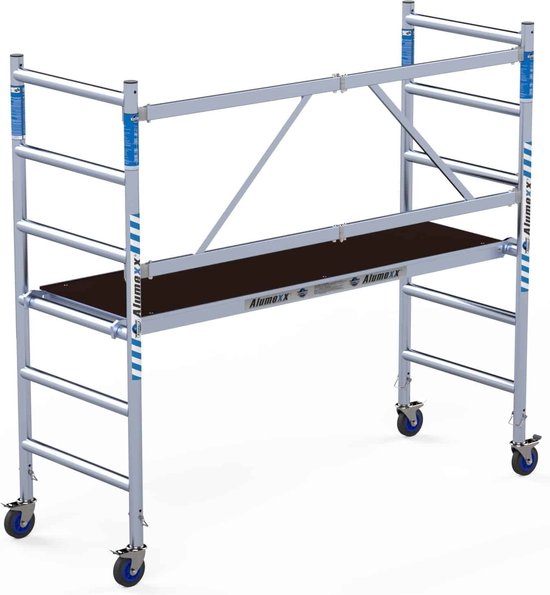 Aluminium rolsteiger met een donkerbruin platform en blauwe strepen op de staanders. Vier wielen onderaan.