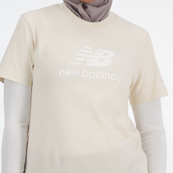 New Balance Jersey Stacked Logo T-Shirt Dames T-shirt - LINEN - Maat S