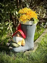 Tuinkabouter op laars bloempot 30 cm hoog - magnesium - tuinkabouter - hoogkwalitatieve kunststof - decoratiefiguur - interieur - accessoire - voor binnen en buiten - cadeau - geschenk - tuinfiguur - tuinbeeldje - tuindecoratie