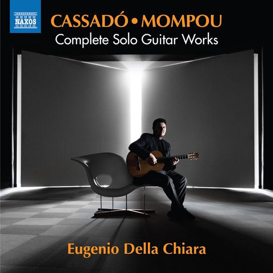 Een man zit op een stoel met een gitaar, met de tekst 'CASSADÓ • MOMPOU Complete Solo Guitar Works Eugenio Della Chiara'.