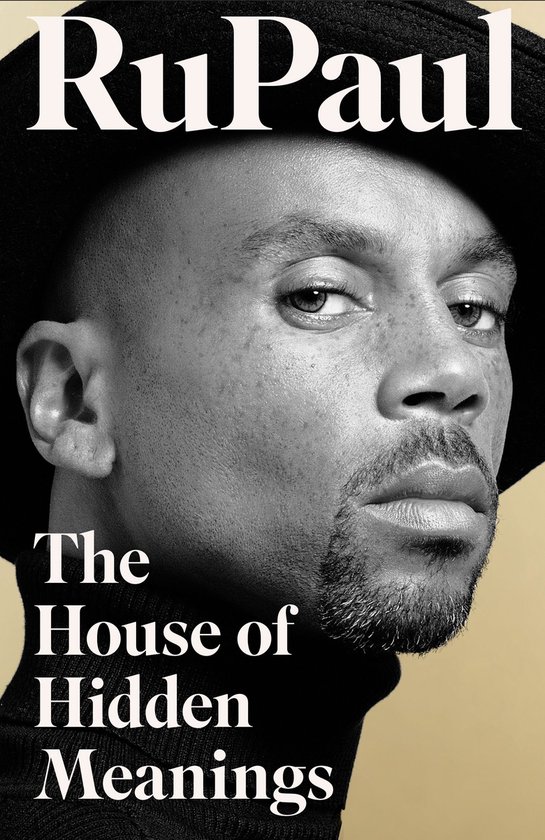 RuPaul's boek The House of Hidden Meanings met een portret van RuPaul, een zwarte hoed en coltrui.