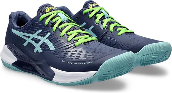 ASICS Gel-Challenger Padel sportschoenen in marineblauw met lichtblauwe accenten en felgroene veters, schuin zicht.