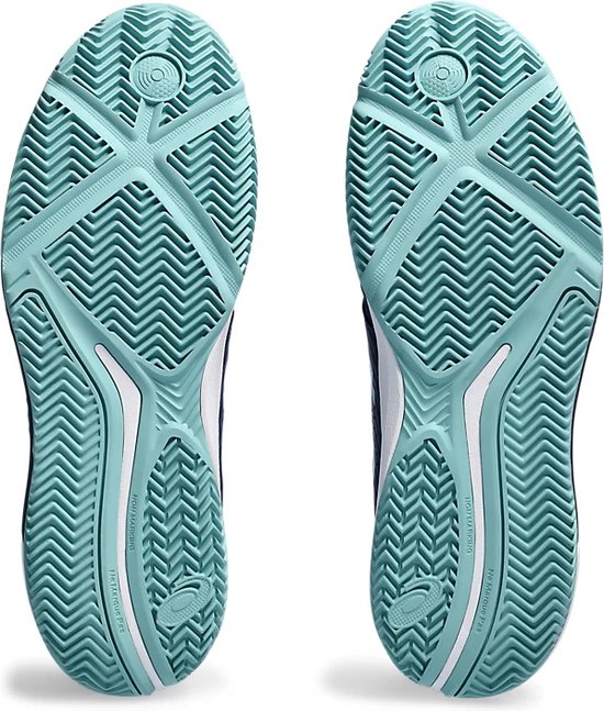 Onderkant van twee ASICS padelschoenen met lichtblauwe, visgraatvormige zool voor grip en 'Non Marking' tekst.