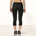 Zwarte Under Armour capri sportbroek, achterkant, gedragen door een vrouw.