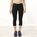 Zicht op de voorkant van een zwarte capri sportbroek met wit logo.
