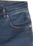 Detailopname van de tailleband, muntzakje en koperkleurige klinknagels van een Wrangler spijkerbroek.