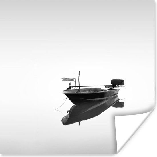 Boot in kalm water zwart-wit print Poster 75x75 cm - Foto print op Poster (wanddecoratie)