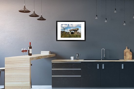 Photo dans le cadre - Un hunebed en Irlande cadre photo noir avec passe-partout blanc, moyen 60x40 cm - Affiche sous cadre (Décoration murale salon / chambre)