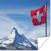 Poster Zwitserse Vlag bij Matterhorn in Zwitserland - 50x50 cm
