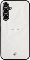 Casimoda® hoesje - Geschikt voor Samsung Galaxy S23 FE - Vive La Vie - Zwart TPU Backcover - Tekst - Grijs