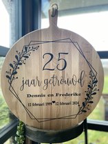 Creaties van Hier - Serveerplank - 25 jaar getrouwd met Rand - Gepersonaliseerd Cadeau - Hout - 35 cm