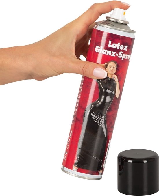 Hand met spuitbus Latex Glanz-Spray met afbeelding van vrouw in zwarte jurk.