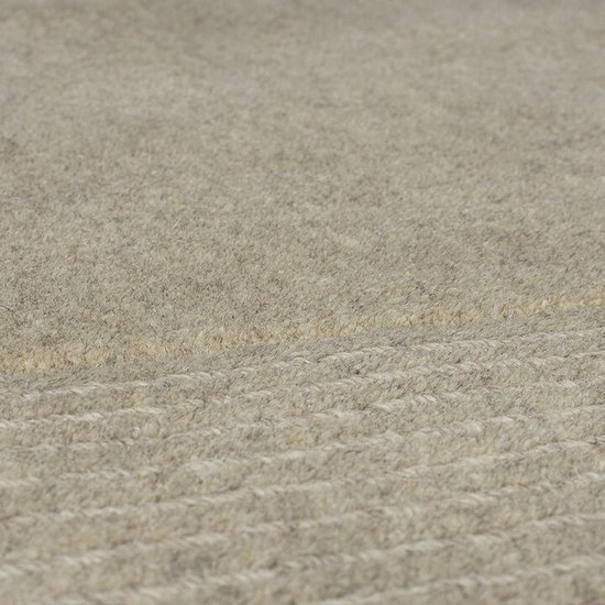 Close-up van een lichtbeige vloerkleed met horizontale lijnen en een zachte textuur.