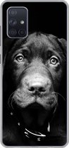 Geschikt voor Samsung Galaxy A51 hoesje - Close-up labrador puppy tegen zwarte achtergrond in zwart-wit - Siliconen Telefoonhoesje