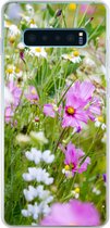 Geschikt voor Samsung Galaxy S10 Plus hoesje - Bloemen - Natuur - Groen - Gras - Paars - Wit - Siliconen Telefoonhoesje