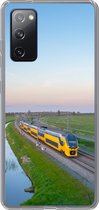 Geschikt voor Samsung Galaxy S20 FE hoesje - Een trein rijdt door een landschap - Siliconen Telefoonhoesje