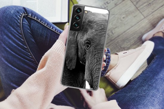 Coque Samsung Galaxy S22 Plus - Gros plan d'un éléphant dans la nature en noir et blanc - Coque de téléphone en Siliconen