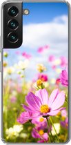 Geschikt voor Samsung Galaxy S22 Plus hoesje - Bloemen - Wei - Paars - Gras - Wit - Wolken - Blauw - Siliconen Telefoonhoesje