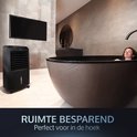 Zwarte mobiele aircooler naast een bad met een vrouw, perfect voor een hoek.