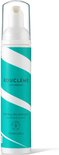 Witte fles met blauwe strepen en de tekst 'BOUCLÈME foaming dry shampoo'.