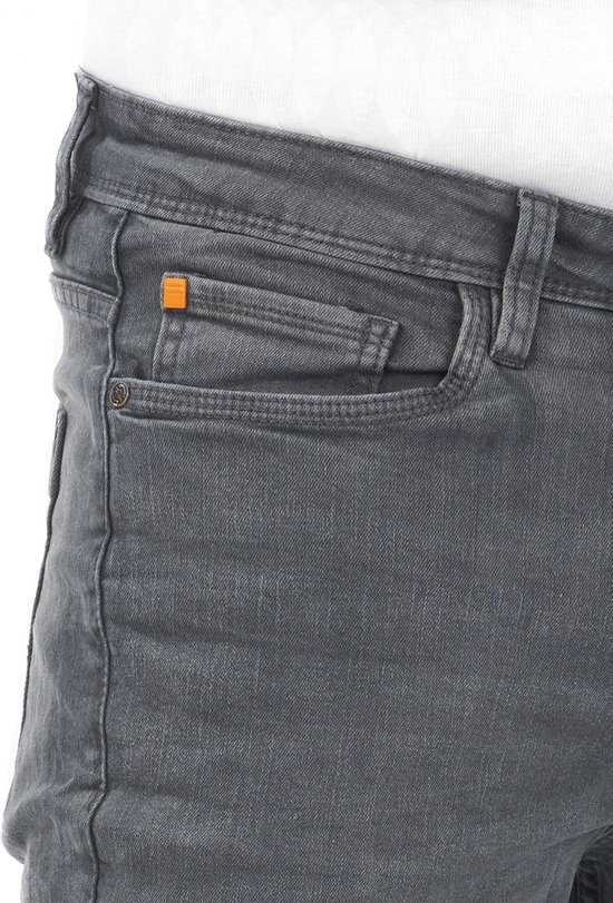 Grijze jeans met kleine oranje logopatch op de zak.