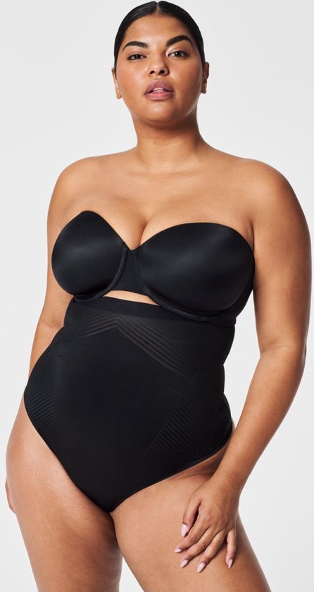 Mannequin vu de face, portant une culotte taille haute noire avec un dos string, haut non inclus.