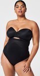 Mannequin vu de face, portant une culotte taille haute noire avec un dos string, haut non inclus.