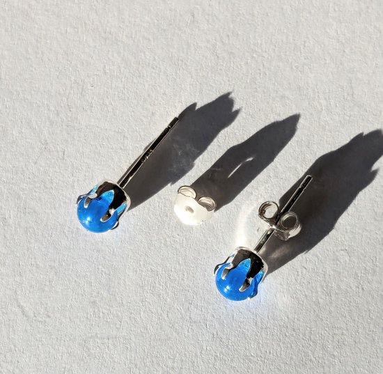 M-apART-oorstekers-925-zilver-met-handgemaakte-glassteen-lichtblauw