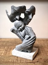 Koppel + kind grijs 30 cm hoog - polyresin - kunststof - interieur - voor binnen - interieurdecoratie - decoratiefiguur - modern - geschenk - cadeau - gift - verjaardag - Valentijn - geboorte - Kerst - Nieuwjaar