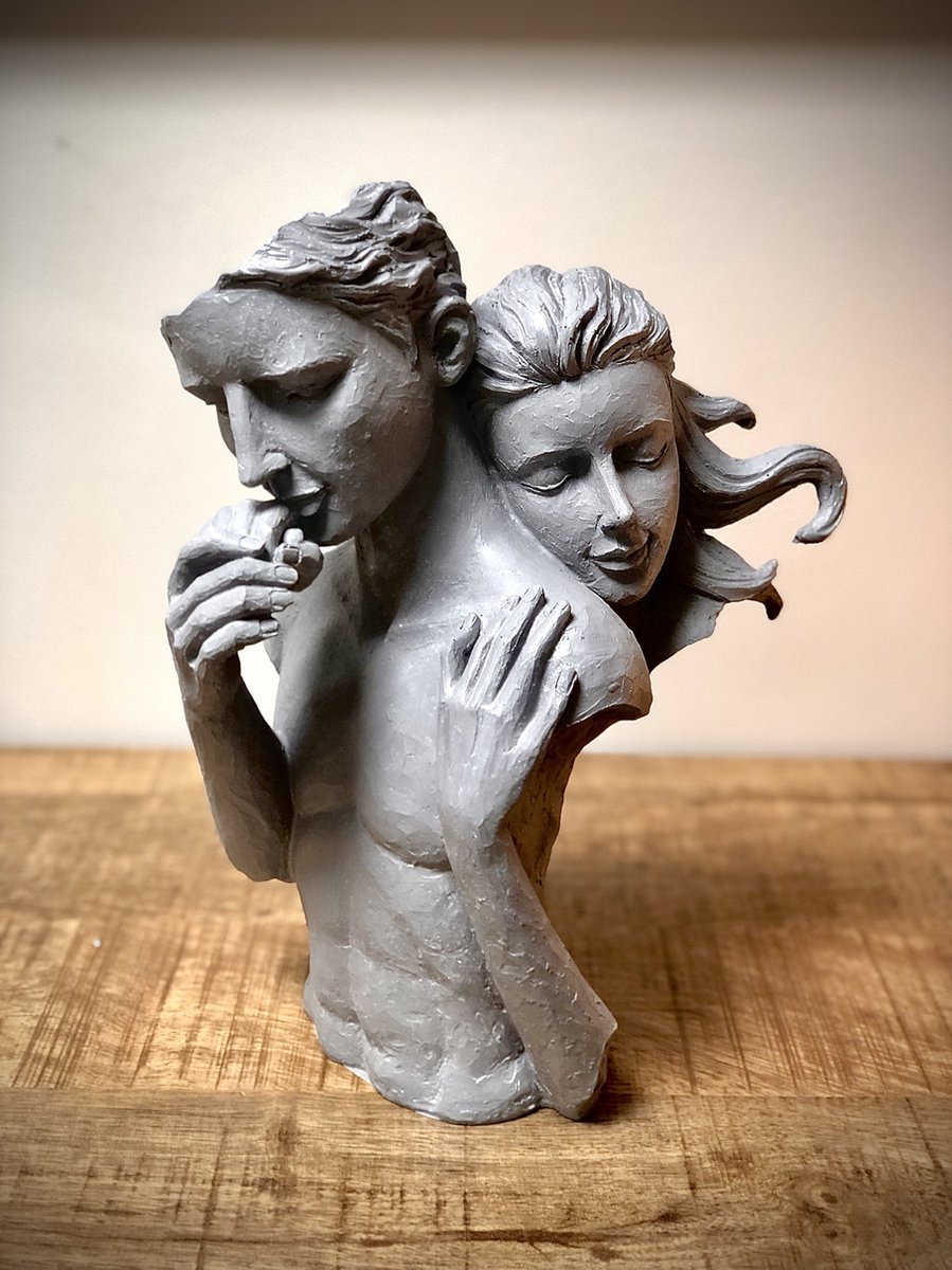 Koppel grijs 30 cm hoog - polyresin - kunststof - interieur - voor binnen - interieurdecoratie - decoratiefiguur - modern - geschenk - cadeau - gift - verjaardag - Valentijn - Kerst - Nieuwjaar