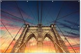 Muurdecoratie De Brooklyn Bridge bij een kleurrijke hemel in Amerika - 180x120 cm - Tuinposter - Tuindoek - Buitenposter