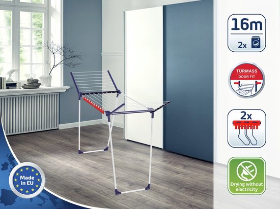 Wit droogrek met blauwe en rode accenten, in een woonkamer.