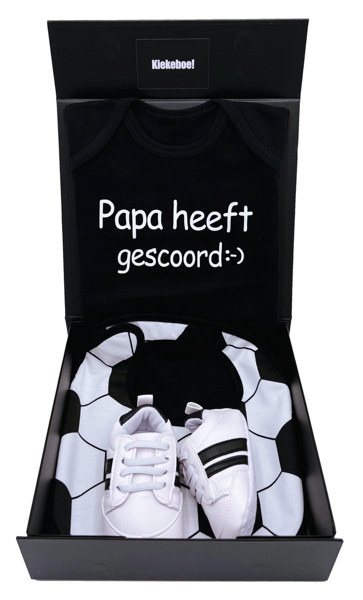 Goedkoopste Kraamcadeau jongen met romper, voetbal slab en schoentjes sneakers - kan ook rechtstreeks als cadeau worden verstuurd