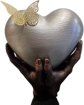 Hart Urn Gedragen op Handen - urn geschikt voor 3,3 liter as - hart - urn - handen - decoratie - inclusief vlinder