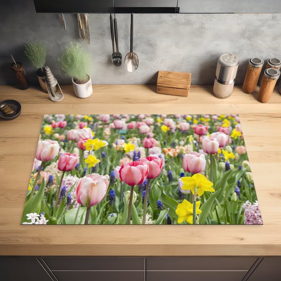 KitchenYeah® Inductie beschermer 81.6x52.7 cm - Een veld met tulpen, narcissen en blauwe druiven - Kookplaataccessoires - Afdekplaat voor kookplaat - Inductiebeschermer - Inductiemat - Inductieplaat mat