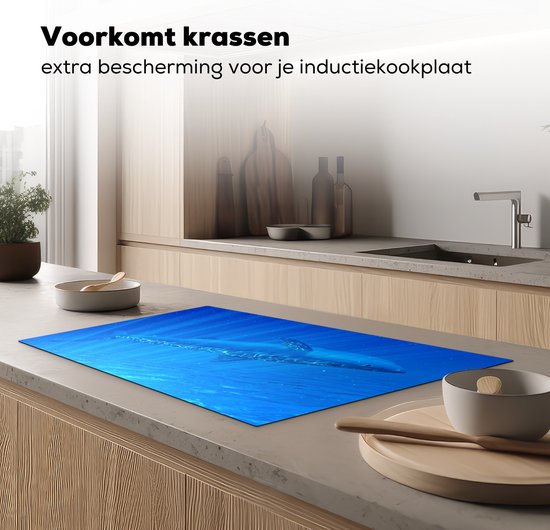 KitchenYeah® Inductie beschermer 85x52 cm - Een illustratie van een tijgerhaai in de zee - Kookplaataccessoires - Afdekplaat voor kookplaat - Inductiebeschermer - Inductiemat - Inductieplaat mat
