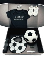 kraamcadeau voetbalbox baby met romper en babysneakers - keuze uit rompers - rechtstreeks opsturen ook mogelijk - kraampakket - babyshower