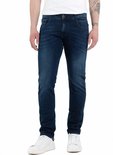 Man in donkerblauwe Replay Anbass slim fit jeans, van voren gezien.