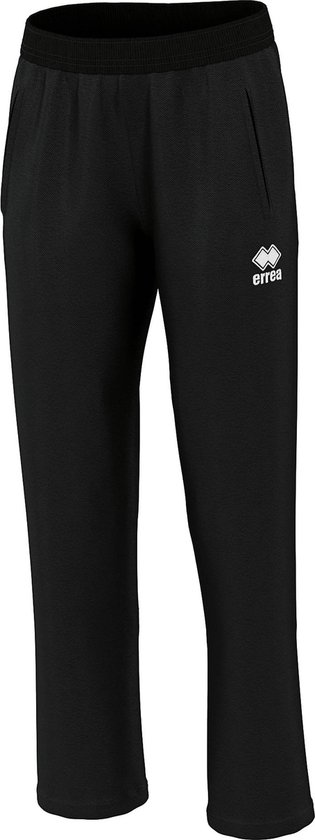 Zwarte Errea sportbroek met rechte pijpen, elastische tailleband en logo op linkerbeen.